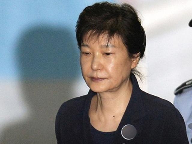 박근혜 '국정원 특활비·공천개입' 1심, <strong>징역 8년</strong> 33억 추징