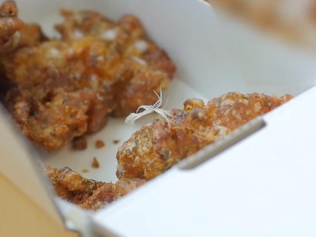 치킨 먹다가 닭털 나왔다는 제보를 받았다…검증해보니