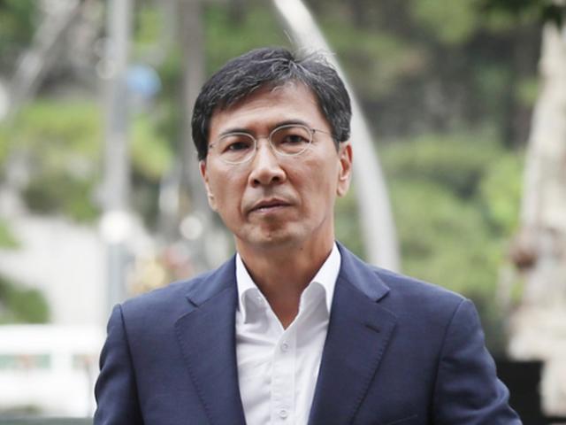 진술 내내 오열한 <strong>김지은</strong>… 돌아앉아 눈 감은 안희정
