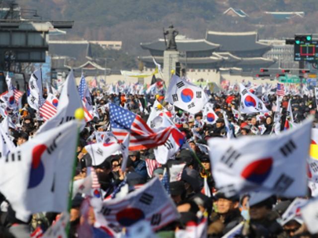 그 많던 태극기는 다 어디로?…<strong>돈줄</strong> 끊기자 종적 감춘 보수단체들