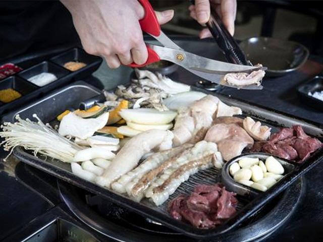 [먹자GO]'내장 먹는 언니'가 <strong>힙</strong>하다…한여름 곱창구이 열풍