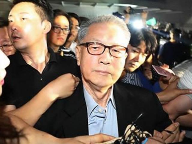 밀고 당기고 욕하고··· 아수라장 된 김기춘 석방 현장