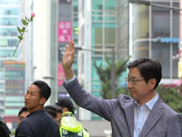 특검 출석 김경수 "저도 국민도 진실 밝혀주길 기대"