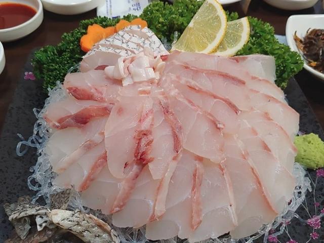황금보다 귀한 <strong>여름</strong>철 보양식 민어 맛집