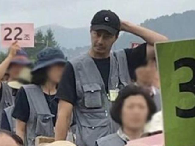 조인성, 배종옥·<strong>노희경</strong> <strong>작가</strong>와 中 단체여행 포착