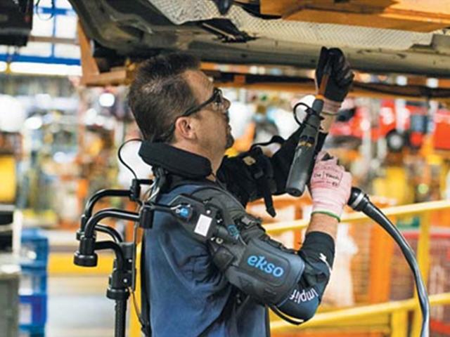 포드의 '아이언맨'… 로봇조끼 입고 車 만든다