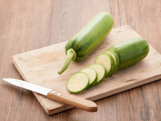 제철 <strong>애호박</strong>, 씨 빼고 볶으면 더 맛있어