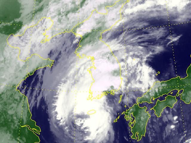 느림보 태풍 ‘솔릭’ 진로 점점 동쪽으로…24일 새벽3시 <strong>변산반도</strong> 상륙
