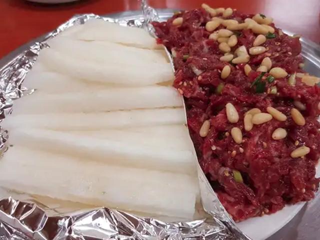 달콤한 배에 부드러운 육회, 입안 가득 유쾌
