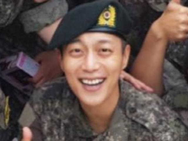 입대 4일차 윤두준 근황, 군복+베레모+환한 미소 <strong>장착</strong>