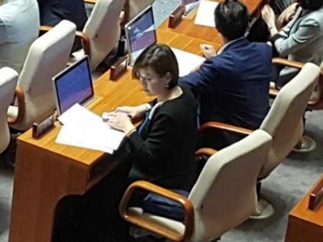 장관 후보 유은혜·진선미, 본회의장 '스타' 등극