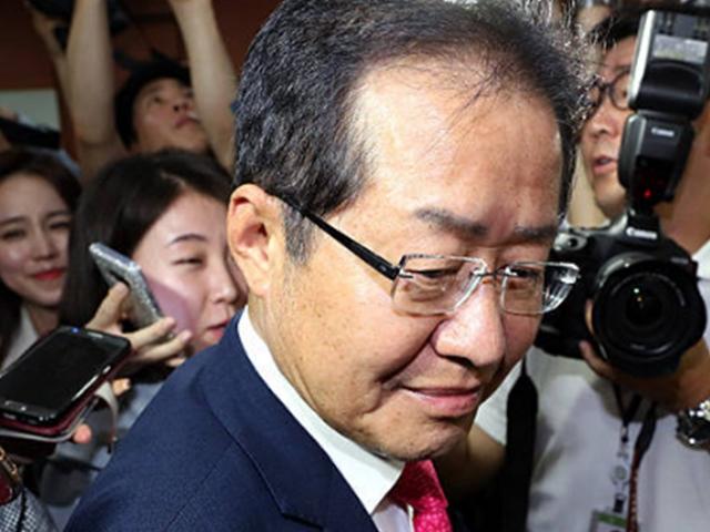 <strong>홍준표</strong> 정계 <strong>복귀</strong>하면 당엔 '득' 될까 '독' 될까
