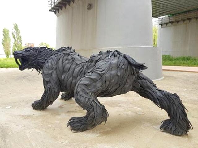"한밤 한강 조깅중 검은 <strong>괴물</strong>이"···시민들 떨게한 102억짜리 작품