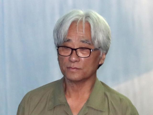 '연극 동료 성추행' <strong>이윤택</strong> 7년 구형..."왕처럼 군림...반성 안 해"
