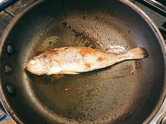[한 끗 리빙]생선 구운 프라이팬, 이렇게 닦으면 비린내 싹 잡힌다