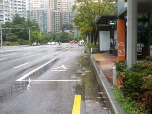 <strong>비 오는 날</strong> 버스정류장 물벼락 없앤다