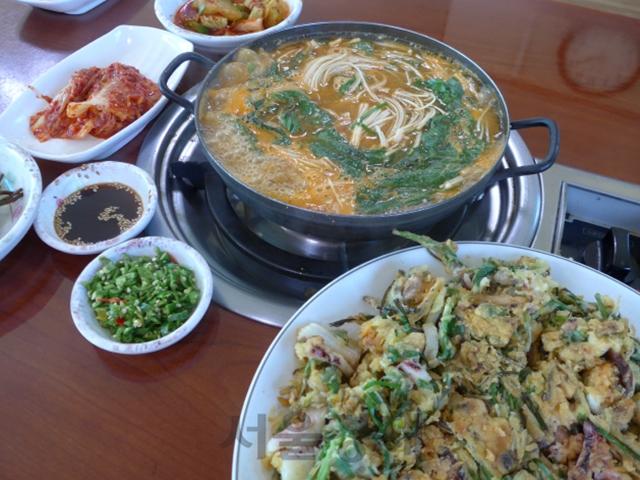 숙주·깻잎 싸먹는 닭갈비...치킨처럼 바삭바삭한 <strong>파전</strong>..."입안이 천국"