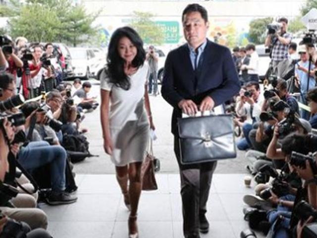 [서소문사진관] 레드카펫 밟듯…손키스 날리며 경찰 출석한 <strong>김부선</strong>