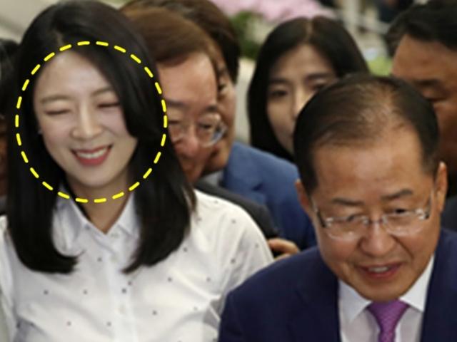 "내가 겁나는 모양이지?" 홍준표 바라보는 <strong>배현진</strong> 미소