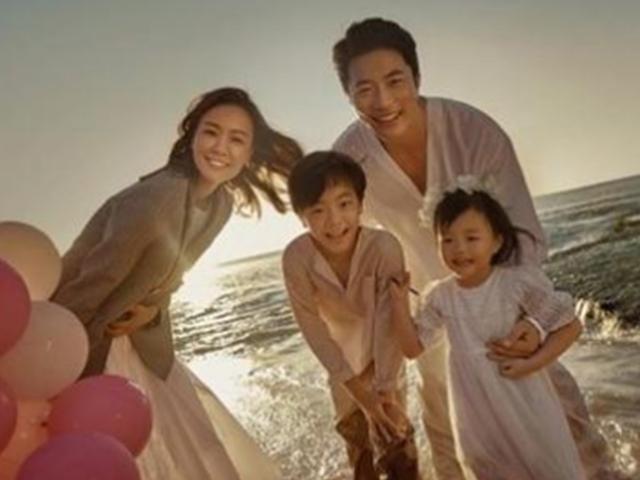<strong>권상우</strong>♥<strong>손태영</strong>, 결혼 10주년 가족 화보 공개…'아빠 똑 닮은 아들·엄마 닮은 딸'