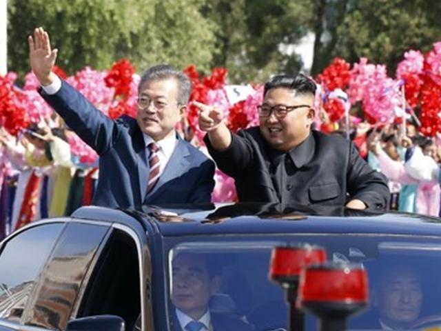 [평양정상회담]문대통령-김정은, <strong>무개차</strong> 카퍼레이드…10만명 환영(종합)