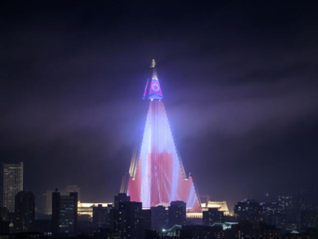 밝아진 평양의 밤...흉물같던 105층 류경호텔 LED 불빛장식