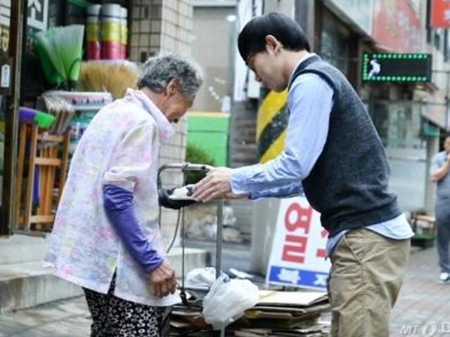 노인들이 주운 <strong>폐지</strong>, 20배 비싸게 사는 청년들(영상)