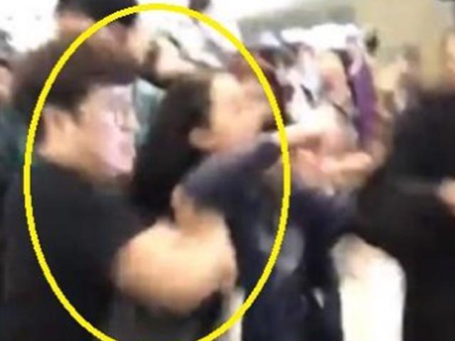 두 손으로 밀어 넘어뜨린 매니저…워너원 측 “과잉대응 깊이 반성”