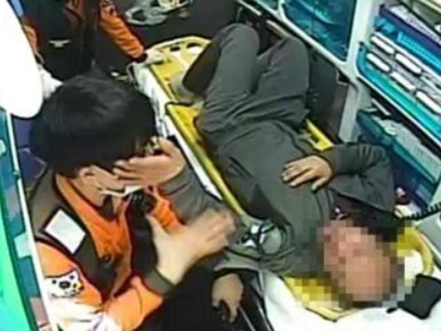 “<strong>구조</strong>하러 갔다가 매맞고”…구급대원들이 울고 있다