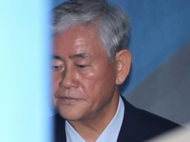 최경환, "특활비 1억 수수" 2심서 입장 번복…대가관계는 부인