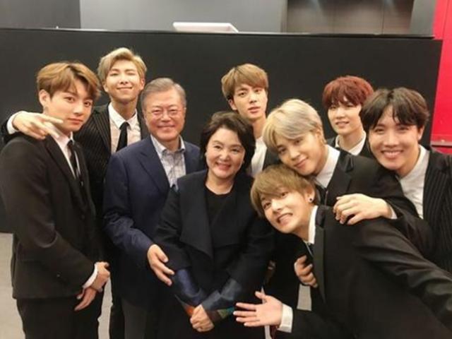 방탄소년단, 문대통령 품에 안겼다..파리도 접수한 '국가픽' BTS