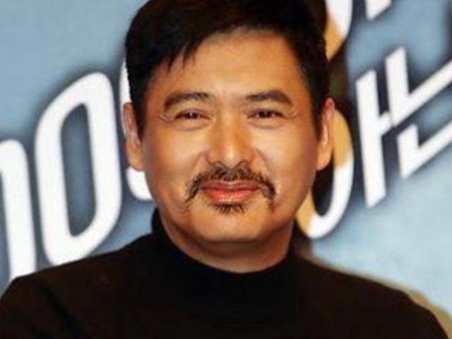 주윤발 “한달 11만원으로 생활…전재산 8000억원 사회 환원할 것”