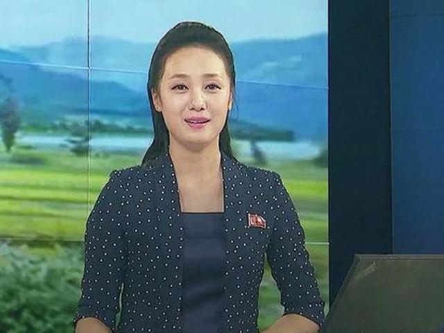 <strong>정장</strong>에 노트북까지… 확 달라진 '북한 방송'