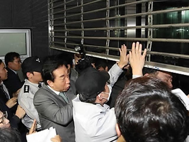 한국당 김성태 시청 <strong>진입</strong> 시도에 서울시 국감 파행