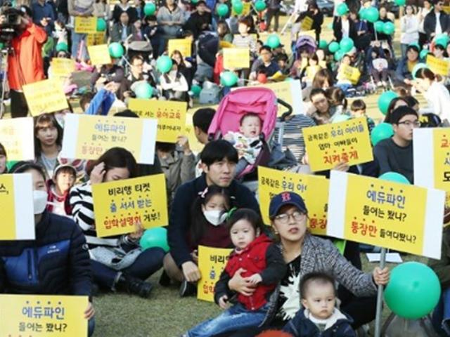 "수박 1통 아이 100명이 먹어"… 성난 부모 거리 나왔다