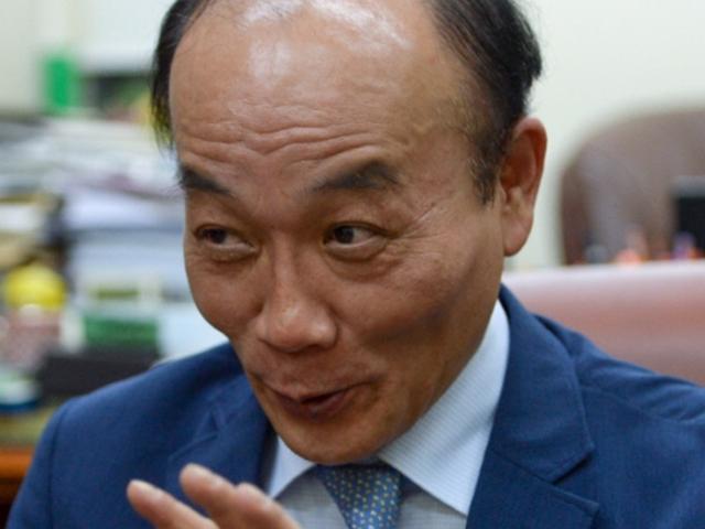 <strong>전원책</strong> "촛불은 혁명이고 태극기는 왜 부대인가"