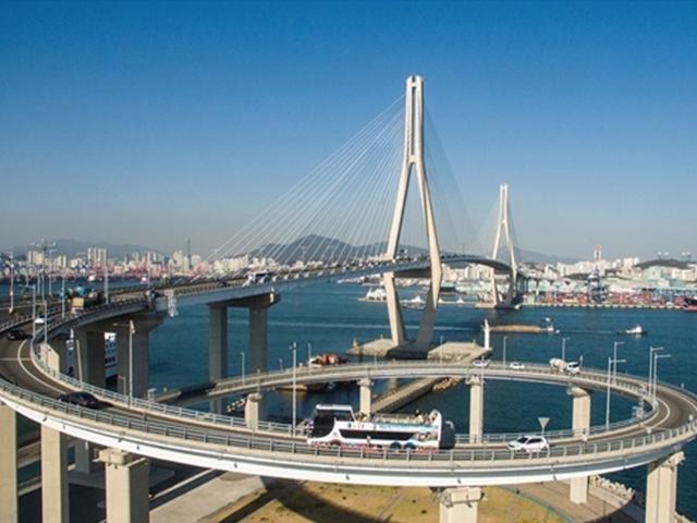 360도 램프웨이 바닷바람 맞으며 “와우 부산! 얼른 찍어요”