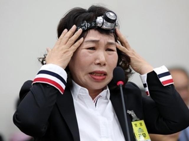 “우린 정말 불쌍하다” 울먹인 사립유치원 원장, 셔츠는 <strong>명품</strong> <strong>브랜드</strong>?