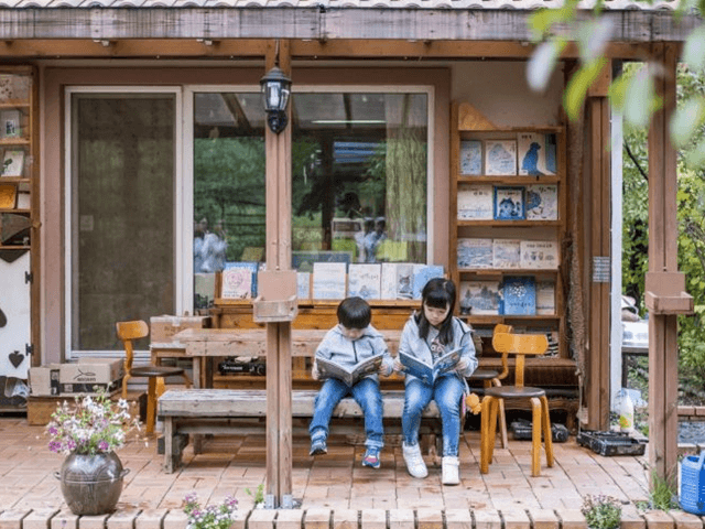 가정집 <strong>서점</strong>서 하룻밤, 동네책방으로 떠나는 소소한 낭만