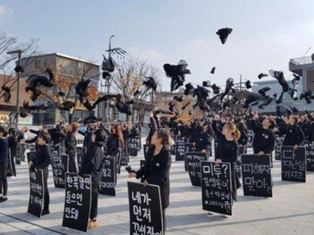 "네가 먼저 꼬셨잖아"···검은옷 입은 218명이 모였다