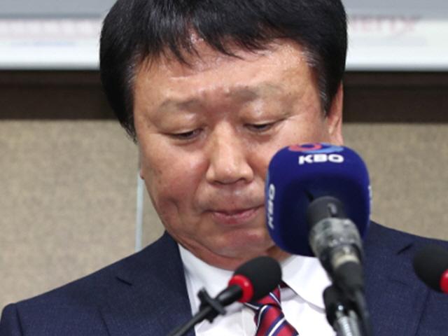 선동열 야구대표팀 <strong>감독</strong> 사임··· 이러면 누가 <strong>감독</strong>하겠나