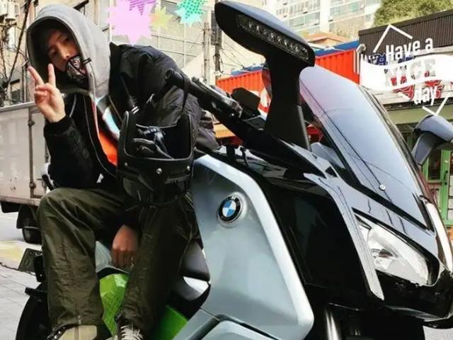 [스브스타] 급한 수험생 위해 수송 바이크 봉사 나선 배우 <strong>송재림</strong> '훈훈'