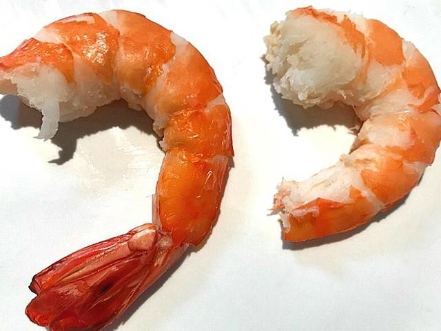 숟가락 하나로 손 안대고 새우 껍질 벗기는 꿀팁