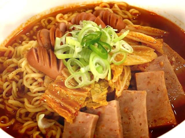 자취생도 5분 만에 만드는 '모듬햄김치<strong>라면</strong>' 끓이는 법