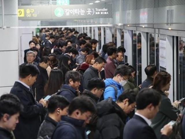 "밀지 마세요"…9호선 연장 후 <strong>첫 출근</strong>길 혼잡 극심