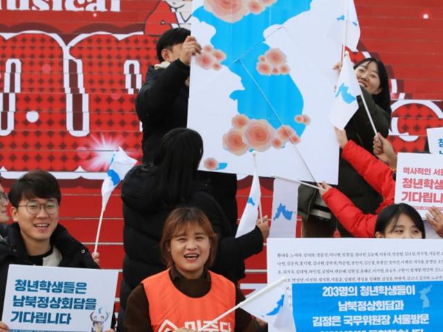 "김정은 위원장은 <strong>위인</strong>"…일부 단체 '과도한 찬양ㆍ칭송' 논란