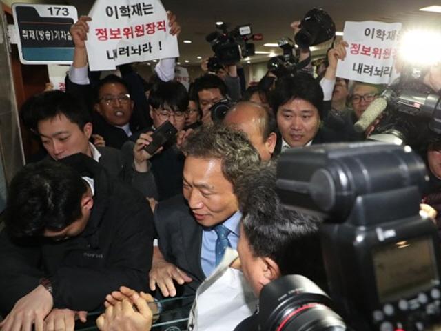 “먹튀하려고 바른<strong>미래당</strong> 왔나”…고성 오간 이학재 기자회견