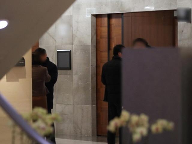 침통속 빈소 찾은 친구들… 울음소리가 끊이지 않았다