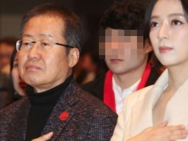 “<strong>꽃다발</strong>처럼 앉아있느니”…배현진, 대변인 내려놓고 홍준표 ‘홍카콜라’ 제작자로