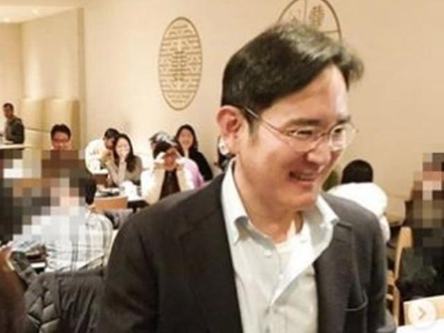 이재용 부회장, 사내식당 깜짝등장..삼성 임직원들 '환호성'